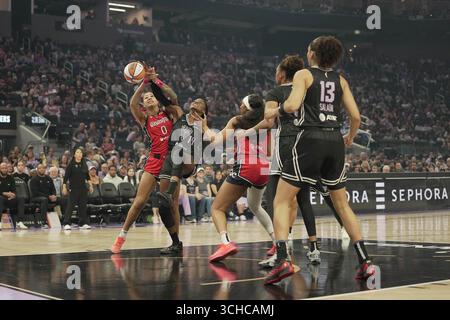 Washington Mystics Stürmer Shakira Austin (0) und Golden State Valküren Center Temi Fagbenle (14) kämpfen um einen losen Ball während einer WNBA im Chase Center am Samstag, den 30. August 2025 in San Francisco. (Foto: Gerome Wright/Image of Sport) Stockfoto