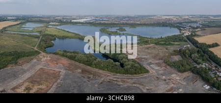 Blick aus der Vogelperspektive in Richtung Osten in Richtung Swan's Lake des vorgeschlagenen Freizeitparks Universal Studios in der Nähe von Bedford, Großbritannien. Stockfoto