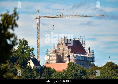 Mindelheim, Bayern, Deutschland - 31. August 2025: Die Mindelburg in Mindelheim steht auf einer Baustelle mit Gerüsten. Neben dem historischen Schloss ist ein großer Baukran zu sehen, wo umfangreiche Renovierungs- und Restaurierungsarbeiten stattfinden *** die Mindelburg in Mindelheim steht eingerüstet auf einer Baustelle. Ein großer Baukran ist neben der historischen Burg zu sehen, wo umfangreiche Renovierungs- und Sanierungsarbeiten stattfinden Stockfoto