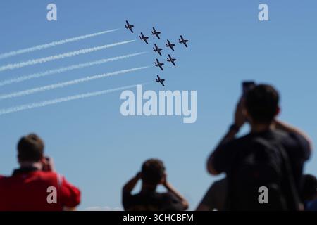 Toronto, Kanada. 31. August 2025. Die Zuschauer beobachten von der Küste von Toronto aus, mit Blick auf den Himmel, während die Canadian Forces Snowbirds auf der Canadian International Air Show eine atemberaubende Luftschau zeigen. Am 31. August 2025 in Toronto, Kanada. (Foto: Leonardo Ramirez/Eyepix Group) Credit: Eyepix Group/Alamy Live News Stockfoto