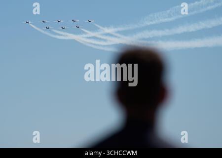 Die Zuschauer beobachten von der Küste von Toronto aus, mit Blick auf den Himmel, während die Canadian Forces Snowbirds auf der Canadian International Air Show eine atemberaubende Luftschau zeigen. Am 31. August 2025 in Toronto, Kanada. (Kreditbild: © Leonardo Ramirez/eyepix via ZUMA Press Wire) NUR REDAKTIONELLE VERWENDUNG! Nicht für kommerzielle ZWECKE! Quelle: ZUMA Press, Inc./Alamy Live News Stockfoto