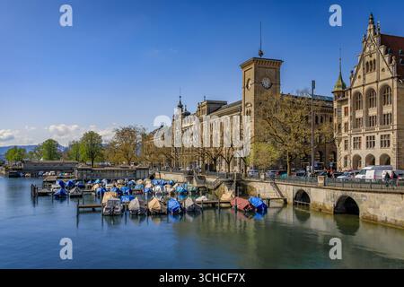 Stadtbild mit der ikonischen Fraumunster-Kirche und klassischen Gebäuden am Ufer der Limmat in der Altstadt oder Altstadt von Zürich, Schweiz Stockfoto