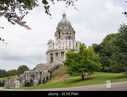Ashton Memorial Barockturm mit grüner Kupferkuppel in Parklandschaft Stockfoto