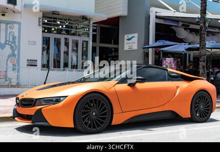 Miami, Florida, USA - 12. Juli 2025: Auto BMW i8 Roadster parkt im Freien. Orangefarbene Limousine, Eckansicht. BMW i8 Roadster Sportwagen Cabriolet Stockfoto