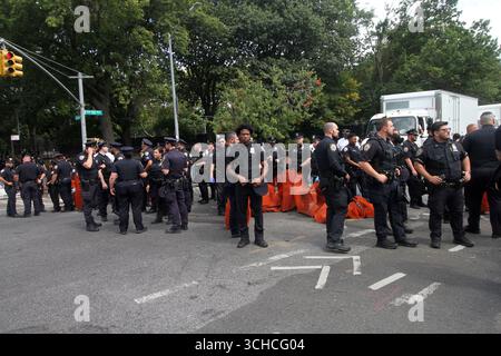 Brooklyn, New York, USA. September 2025. New York, New York 1. September 2025. Der West Indian Day Parade Carnival ist eine jährliche Feier der Kultur der Westindien, die jährlich am ersten Montag im September im Stadtteil Crown Heights in Brooklyn in New York City stattfindet. Große Polizeipräsenz bei der Parade (Foto: © Bruce Cotler/ZUMA Press Wire) NUR REDAKTIONELLE VERWENDUNG! Nicht für kommerzielle ZWECKE! Stockfoto