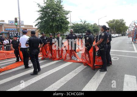 Brooklyn, New York, USA. September 2025. New York, New York 1. September 2025. Der West Indian Day Parade Carnival ist eine jährliche Feier der Kultur der Westindien, die jährlich am ersten Montag im September im Stadtteil Crown Heights in Brooklyn in New York City stattfindet. Große Polizeipräsenz bei der Parade (Foto: © Bruce Cotler/ZUMA Press Wire) NUR REDAKTIONELLE VERWENDUNG! Nicht für kommerzielle ZWECKE! Stockfoto