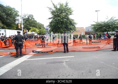 Brooklyn, New York, USA. September 2025. New York, New York 1. September 2025. Der West Indian Day Parade Carnival ist eine jährliche Feier der Kultur der Westindien, die jährlich am ersten Montag im September im Stadtteil Crown Heights in Brooklyn in New York City stattfindet. Große Polizeipräsenz bei der Parade (Foto: © Bruce Cotler/ZUMA Press Wire) NUR REDAKTIONELLE VERWENDUNG! Nicht für kommerzielle ZWECKE! Stockfoto