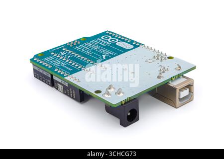 Unteransicht einer Arduino UNO Mikrocontrollerplatine auf weißem Hintergrund, Elektronik Stockfoto