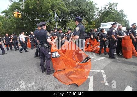 Brooklyn, New York, USA. September 2025. New York, New York 1. September 2025. Der West Indian Day Parade Carnival ist eine jährliche Feier der Kultur der Westindien, die jährlich am ersten Montag im September im Stadtteil Crown Heights in Brooklyn in New York City stattfindet. Große Polizeipräsenz bei der Parade (Foto: © Bruce Cotler/ZUMA Press Wire) NUR REDAKTIONELLE VERWENDUNG! Nicht für kommerzielle ZWECKE! Stockfoto