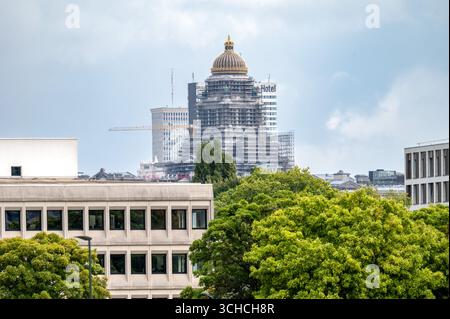Blick auf die Kuppel des Hofes und die Industriegebäude in Anderlecht, Region Brüssel-Hauptstadt, Belgien, 30. August 2025 Stockfoto