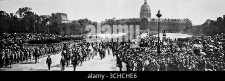 Panoramaaufnahme der Trauerprozession für General Galliéni in Paris, Juni 1916, veröffentlicht in L’Illustration. Die Cortège fährt ab, um die Stadt zu überqueren, begleitet von großen Menschenmassen entlang der Straßen. Soldaten, Würdenträger und der Leichenwagen ziehen am Hôtel des Invalides vorbei und symbolisieren Frankreichs Tribut an den Militärführer, der 1914 während des Ersten Weltkriegs eine entscheidende Rolle bei der Verteidigung von Paris spielte. Stockfoto