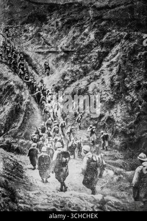 Foto aus dem Ersten Weltkrieg, veröffentlicht in L’Illustration, 3. Juni 1916, das französische Truppen in Mazedonien an der griechisch-serbischen Grenze zeigt. Soldaten werden bei der Überquerung einer steilen Schlucht in der Nähe von Makukovo beobachtet, was das raue und schwierige Gelände des Balkan-Feldzugs unterstreicht. Dieses Bild spiegelt die Herausforderungen der alliierten Operationen in der Region wider, wo französische, serbische und andere Truppen während des Ersten Weltkriegs Manöver gegen die Zentralmächte forderten. Stockfoto