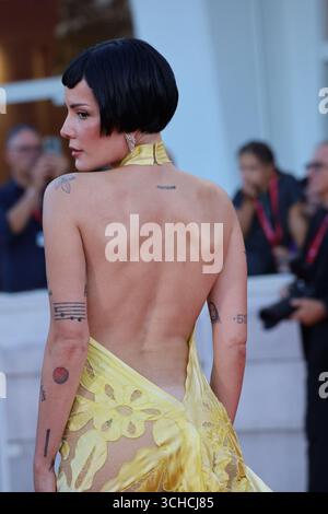 Venedig, Italien, 1. September 2025. Halsey kommt auf dem roten Teppich für die Gala-Vorführung des Films The Smashing Machine beim 82. Internationalen Filmfestival von Venedig in Venedig, Italien. Quelle: Doreen Kennedy/Alamy Live News. Stockfoto