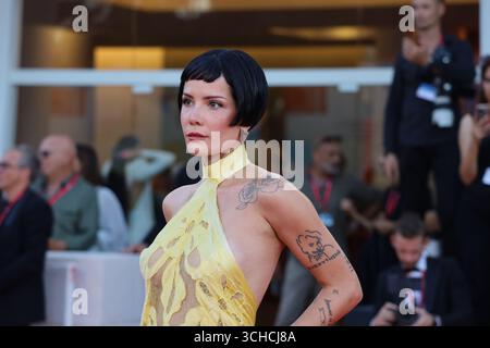 Venedig, Italien, 1. September 2025. Halsey kommt auf dem roten Teppich für die Gala-Vorführung des Films The Smashing Machine beim 82. Internationalen Filmfestival von Venedig in Venedig, Italien. Quelle: Doreen Kennedy/Alamy Live News. Stockfoto