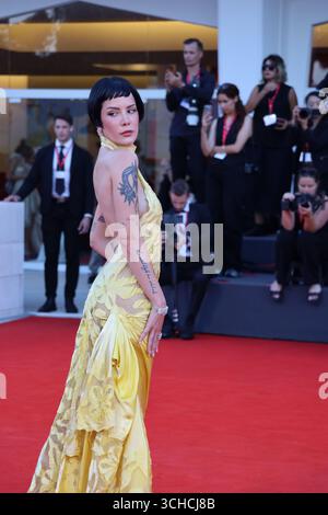 Venedig, Italien, 1. September 2025. Halsey kommt auf dem roten Teppich für die Gala-Vorführung des Films The Smashing Machine beim 82. Internationalen Filmfestival von Venedig in Venedig, Italien. Quelle: Doreen Kennedy/Alamy Live News. Stockfoto