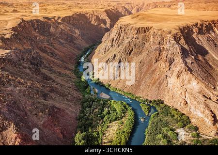Blick aus der Vogelperspektive auf den River Canyon, der sich durch die trockene Landschaft schlängelt Stockfoto