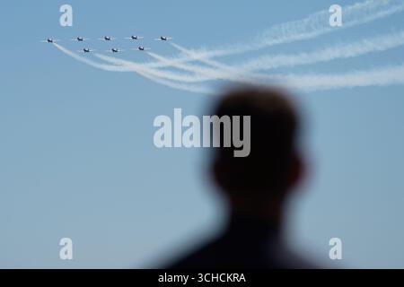 Toronto, Kanada. 31. August 2025. Die Zuschauer beobachten von der Küste von Toronto aus, mit Blick auf den Himmel, während die Canadian Forces Snowbirds auf der Canadian International Air Show eine atemberaubende Luftschau zeigen. Am 31. August 2025 in Toronto, Kanada. (Foto: Leonardo Ramirez/Eyepix Group/SIPA USA) Credit: SIPA USA/Alamy Live News Stockfoto