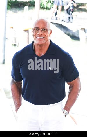 Venezia Lido, Italien. September 2025. Dwayne Johnson kommt auf der Pressekonferenz der Smashing Machine während des 82. Internationalen Filmfestivals von Venedig (Mostra Internazionale d’Arte Cinematografica) am 1. September 2025 im Palazzo del Cinema in Venezia Lido, Italien. (Foto: Alessandro Bremec/NurPhoto) Credit: NurPhoto SRL/Alamy Live News Stockfoto
