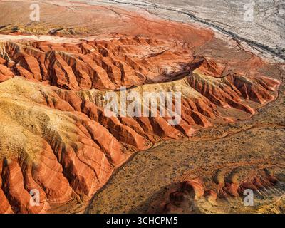 Farbenfrohe Canyons und komplexe geologische Schichten schaffen eine atemberaubende Landschaft in Kasachstan mit lebendigen Farbtönen und einzigartigen Felsformationen Stockfoto