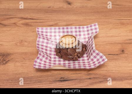 Coffee and Chocolate Cookies: Ein Espresso-Pulveraufguss mit dunklen Schokoladenchips für Kaffeeliebhaber Stockfoto