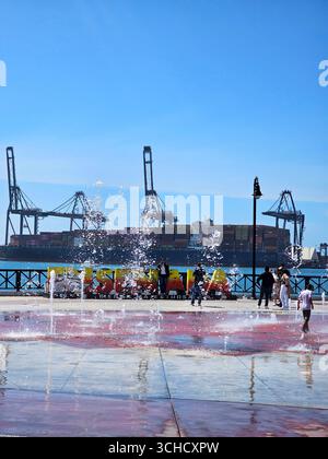 Ensenada, Baja California, Mexiko - 16. März 2025: Hafenkrane sind große Maschinen, die zum Be- und Entladen von Containern im mexikanischen Hafen eingesetzt werden Stockfoto