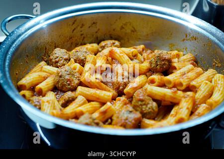 Hausgemachte Fleischbällchen mit Tomatensauce Stockfoto