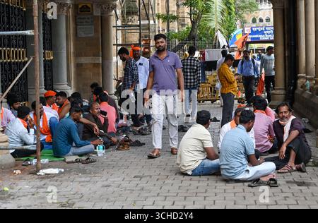 MUMBAI, INDIEN - 1. SEPTEMBER: Demonstranten ruhen sich aus, als der Führer der Maratha-Quoten Manoj Jarange Patil am 1. September 2025 in Mumbai, Indien, einen unbefristeten Hungerstreik bei Azad Maidan begann. Unterstützer und Mitglieder der Maratha-Gemeinschaft versammelten sich in Azad Maidan, um ihre Unterstützung für Jarange Patil zu zeigen. Er hat diesen Hungerstreik inszeniert, um eine 10-Prozent-Quote für Marathas in der Kategorie Other Backward Classes (OBC) zu fordern. (Foto: Raju Shinde/Hindustan Times/SIPA USA) Credit: SIPA USA/Alamy Live News Stockfoto