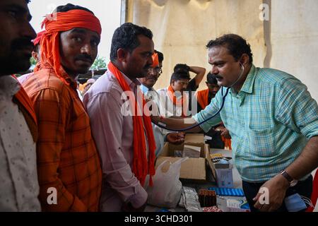 MUMBAI, INDIEN - 1. SEPTEMBER: Ein Ärzteteam behandelt die Maratha-Demonstranten in Azad Maidan während des Hungerstreiks des Maratha-Quotenaktivisten Manoj Jarange Patil, der am 1. September 2025 in Mumbai, Indien, eine Maratha-Reservierung unter OBC-Quote forderte. Über 50.000 Anhänger und Mitglieder der Maratha-Community versammelten sich vor Ort, um ihre Unterstützung für Jarange Patil zu zeigen. Er führt diesen Hungerstreik aus, um eine 10-prozentige Quote für Marathas in der Kategorie Other Backward Classes (OBC) zu fordern. (Foto: Raju Shinde/Hindustan Times/SIPA USA) Credit: SIPA USA/Alamy Live News Stockfoto