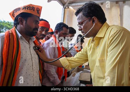 MUMBAI, INDIEN - 1. SEPTEMBER: Ein Ärzteteam behandelt die Maratha-Demonstranten in Azad Maidan während des Hungerstreiks des Maratha-Quotenaktivisten Manoj Jarange Patil, der am 1. September 2025 in Mumbai, Indien, eine Maratha-Reservierung unter OBC-Quote forderte. Über 50.000 Anhänger und Mitglieder der Maratha-Community versammelten sich vor Ort, um ihre Unterstützung für Jarange Patil zu zeigen. Er führt diesen Hungerstreik aus, um eine 10-prozentige Quote für Marathas in der Kategorie Other Backward Classes (OBC) zu fordern. (Foto: Raju Shinde/Hindustan Times/SIPA USA) Credit: SIPA USA/Alamy Live News Stockfoto