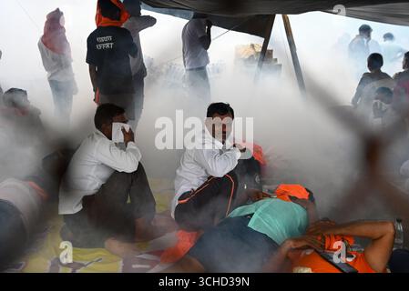 MUMBAI, INDIEN – 1. SEPTEMBER: BMC-Arbeiter versprühen Pestizide und beschlagen Mücken während des unbegrenzten Hungerstreiks des Führers Manoj Jarange Patil für Maratha-Quotenagitation am 1. September 2025 in Mumbai, Indien. Über 50.000 Anhänger und Mitglieder der Maratha-Community versammelten sich vor Ort, um ihre Unterstützung für Jarange Patil zu zeigen. Er führt diesen Hungerstreik aus, um eine 10-prozentige Quote für Marathas in der Kategorie Other Backward Classes (OBC) zu fordern. (Foto: Raju Shinde/Hindustan Times/SIPA USA) Credit: SIPA USA/Alamy Live News Stockfoto