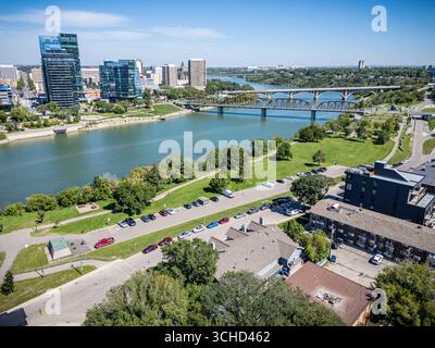 Aus der Vogelperspektive auf Nutana in Saskatoon, Saskatchewan, mit historischen Häusern, von Bäumen gesäumten Straßen und Parks am Fluss. Stockfoto