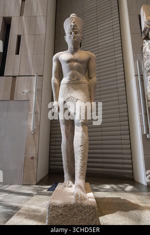 Großes Ägyptisches Museum (GEM), die große Halle, riesige Statue des ptolemäischen Königs, aus Thonis-Herakleion (Abuqir Bay), Gizeh, Ägypten, Nordafrika, Afrika Stockfoto