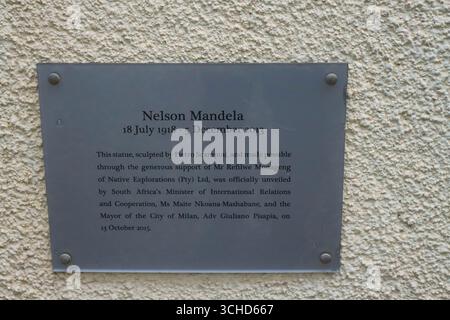 Mailand, Italien. September 2025. Mailand (Italien), 1. September 2025 - Statue/Nelson Mandela - Statue von Nelson Mandela in Mailand, vor dem Südafrikanischen Konsulat, am Montag, 1. September 2025 (Foto: Edson de Souza/Thenews2/ZUMAPRESS) (Credit Image: © Edson Teodoro de Souza/TheNEWS2 Via ZUMA Press Wire) NUR ZUR REDAKTIONELLEN VERWENDUNG! Nicht für kommerzielle ZWECKE! Stockfoto