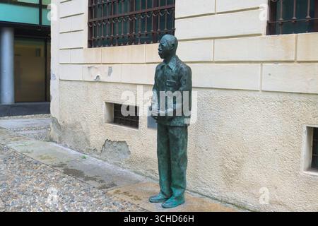 Mailand, Italien. September 2025. Mailand (Italien), 1. September 2025 - Statue/Nelson Mandela - Statue von Nelson Mandela in Mailand, vor dem Südafrikanischen Konsulat, am Montag, 1. September 2025 (Foto: Edson de Souza/Thenews2/ZUMAPRESS) (Credit Image: © Edson Teodoro de Souza/TheNEWS2 Via ZUMA Press Wire) NUR ZUR REDAKTIONELLEN VERWENDUNG! Nicht für kommerzielle ZWECKE! Stockfoto