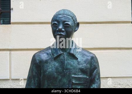 Mailand, Italien. September 2025. Mailand (Italien), 1. September 2025 - Statue/Nelson Mandela - Statue von Nelson Mandela in Mailand, vor dem Südafrikanischen Konsulat, am Montag, 1. September 2025 (Foto: Edson de Souza/Thenews2/ZUMAPRESS) (Credit Image: © Edson Teodoro de Souza/TheNEWS2 Via ZUMA Press Wire) NUR ZUR REDAKTIONELLEN VERWENDUNG! Nicht für kommerzielle ZWECKE! Stockfoto