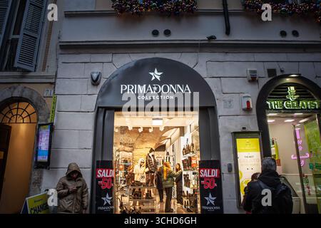 ROM, ITALIEN - 19. JANUAR 2025: Primadonna Collection Shop in Rom, mit Logo, Schaufensterregalen mit Schuhen und Taschen. Primadonna ist ein italienischer Schuh Stockfoto