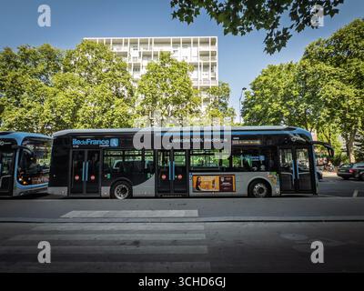 PARIS, FRANKREICH - 22. JUNI 2025: Ile-de-France Mobilites RATP-Elektrobus an einer Haltestelle in Paris. Teil des städtischen Bussystems von paris, es ist ein grünes A Stockfoto