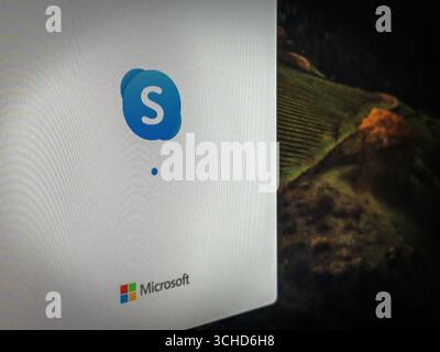 BELGRAD, SERBIEN - 6. MAI 2025: Nahaufnahme eines Computerdisplays mit dem Skype-Logo beim Start der App. Skype war ein Instant Messaging- und Video-c Stockfoto