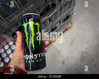 BELGRAD, SERBIEN - 9. AUGUST 2025: Monster Energy Dose auf einer Supermarktpalette in Belgrad. Monster ist ein us-amerikanischer Energy Drink, der von Hansen Natur produziert wird Stockfoto