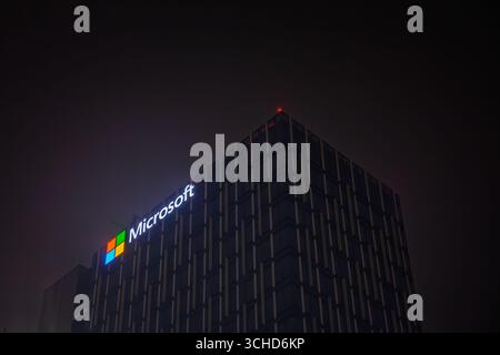 BELGRAD, SERBIEN - 22. JANUAR 2023: Nächtliche Beleuchtung des Microsoft-Logos an der Fassade des Firmensitzes in Belgrad. Microsoft Corporation i Stockfoto