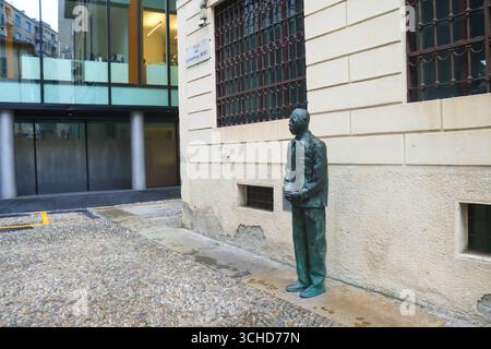 Mailand, Italien. September 2025. Mailand (Italien), 1. September 2025 - Statue/Nelson Mandela - Statue von Nelson Mandela in Mailand, vor dem Südafrikanischen Konsulat, am Montag, 1. September 2025 (Foto: Edson de Souza/Thenews2/ZUMAPRESS) (Credit Image: © Edson Teodoro de Souza/TheNEWS2 Via ZUMA Press Wire) NUR ZUR REDAKTIONELLEN VERWENDUNG! Nicht für kommerzielle ZWECKE! Stockfoto