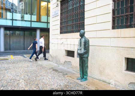Mailand, Italien. September 2025. Mailand (Italien), 1. September 2025 - Statue/Nelson Mandela - Statue von Nelson Mandela in Mailand, vor dem Südafrikanischen Konsulat, am Montag, 1. September 2025 (Foto: Edson de Souza/Thenews2/ZUMAPRESS) (Credit Image: © Edson Teodoro de Souza/TheNEWS2 Via ZUMA Press Wire) NUR ZUR REDAKTIONELLEN VERWENDUNG! Nicht für kommerzielle ZWECKE! Stockfoto