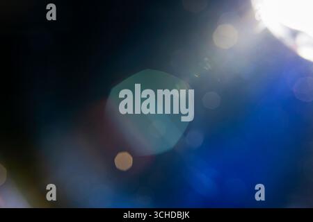 Abstrakter Hintergrund mit unscharfem, unscharfem Licht mit Bokeh-Überlagerungseffekt für eine traumhafte und ätherische Textur. Geeignetes Dekoelement Stockfoto