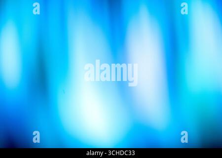 Glatter und unscharfer Hintergrund mit Farbverlauf und einer Mischung aus Blau und Türkis für eine lebendige und moderne Atmosphäre. Hintergrund für Design Stockfoto