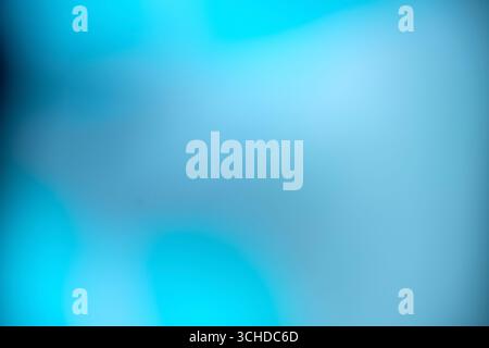 Glatter und unscharfer Hintergrund mit Farbverlauf und einer Mischung aus Blau und Türkis für eine lebendige und moderne Atmosphäre. Hintergrund für Design Stockfoto