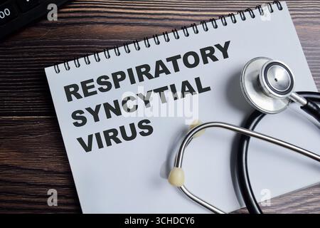 Konzept des respiratorischen Synzytialvirus-Schreibens auf Buch isoliert auf Holztisch. Stockfoto