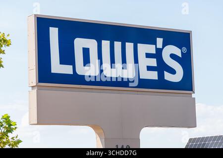 Orem, Utah – 1. September 2025: Ein Lowe’s Schild erhebt sich auf einem hohen weißen Pol am 140 W University Pkwy. Lowe’s ist der weltweit führende Einzelhändler für Heimarbeit. Stockfoto