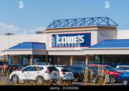 Orem, Utah – 1. September 2025: Außenansicht eines Lowe’s Store am 140 W University Pkwy. Lowe’s ist der weltweit führende Einzelhändler für Heimwerkerarbeit. Stockfoto