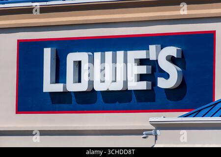 Orem, Utah – 1. September 2025: Eine Nahaufnahme des Lowe-Schilds an der Außenfassade des Gebäudes. Lowe’s ist der weltweit führende Einzelhändler für Heimarbeit. Stockfoto