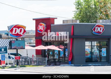 Provo, Utah, USA – 1. September 2025: Das Dairy Queen Grill & Chill Restaurant bietet Sitzplätze im Freien mit roten Sonnenschirmen und ein modernes Außendesign. Stockfoto